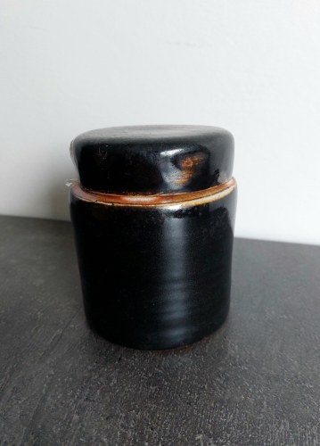 Anne Droeshout - Item N° 11 - Keramisch gedraaide pot met deksel