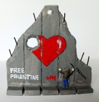Banksy (attributed)  - Banksy (toegeschreven) Free Palestina Muursectiesculptuur met ontvangstbewijs (#0550)