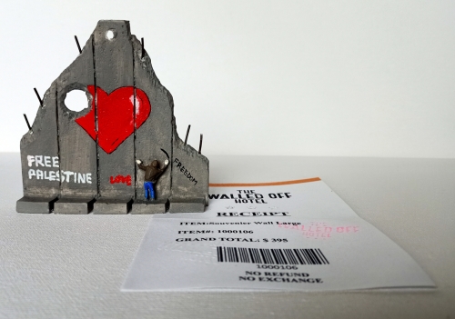 Banksy (attributed)  - Banksy (toegeschreven) Free Palestina Muursectiesculptuur met ontvangstbewijs (#0550)