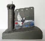 Banksy (attributed)  - Banksy (attribué) Sculpture de section murale d'hôtel « Longue vie » (#0561)