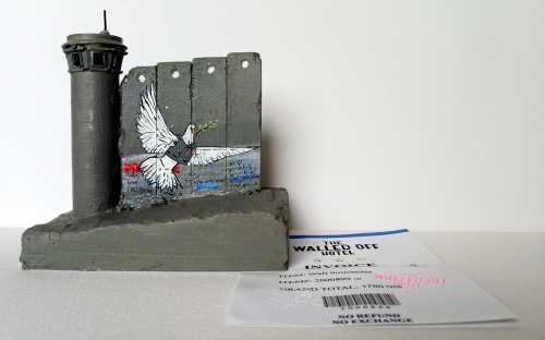 Banksy (attributed)  - Banksy (attribué) Sculpture de section murale d'hôtel « Longue vie » (#0561)