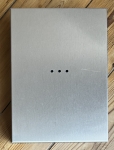 SOPHIE  CALLE - Coffret Sophie Ainsi de suite - Edition signée limitée à 50ex. contenant l'oeuvre : Ici reposent des secrets 2003