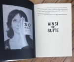 SOPHIE  CALLE - Coffret Sophie Ainsi de suite - Edition signée limitée à 50ex. contenant l'oeuvre : Ici reposent des secrets 2003