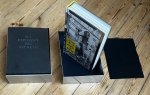 SOPHIE  CALLE - Coffret Sophie Ainsi de suite - Edition signée limitée à 50ex. contenant l'oeuvre : Ici reposent des secrets 2003